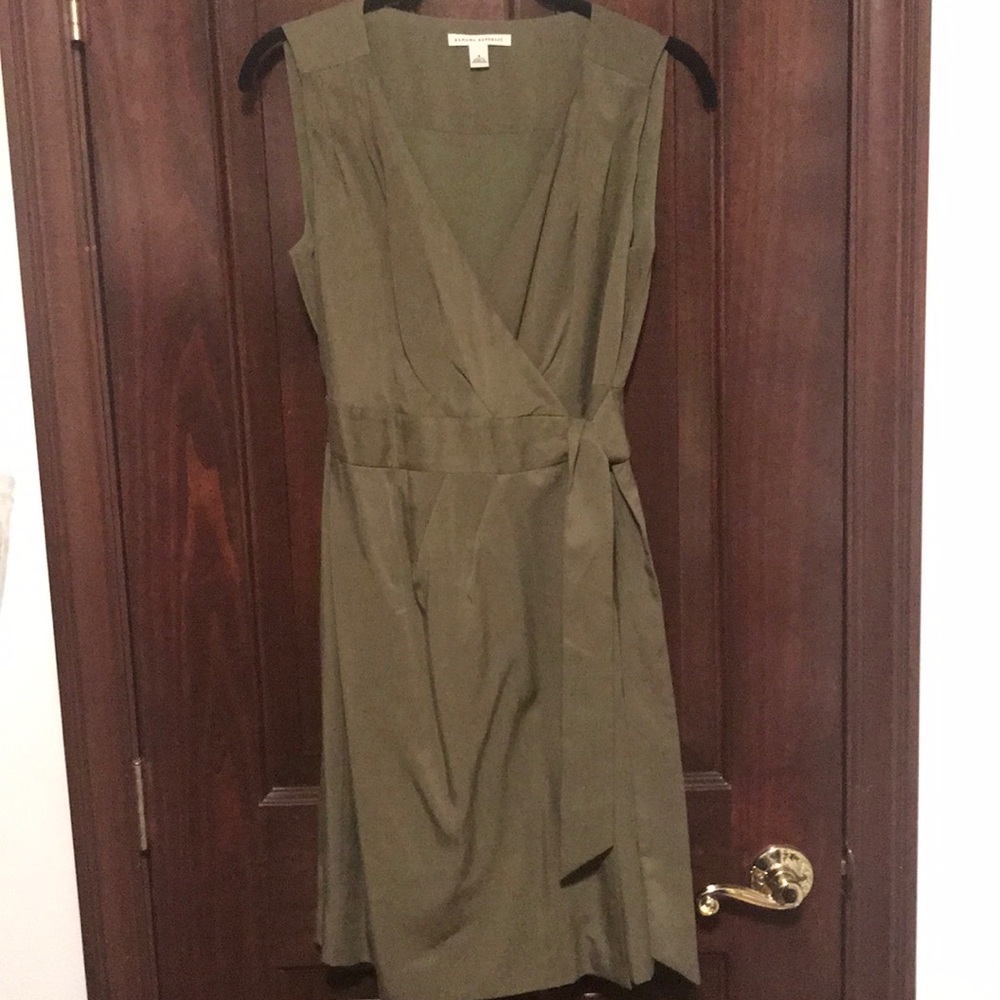 Banana Republic sleeveless wrap dress. Size 4.